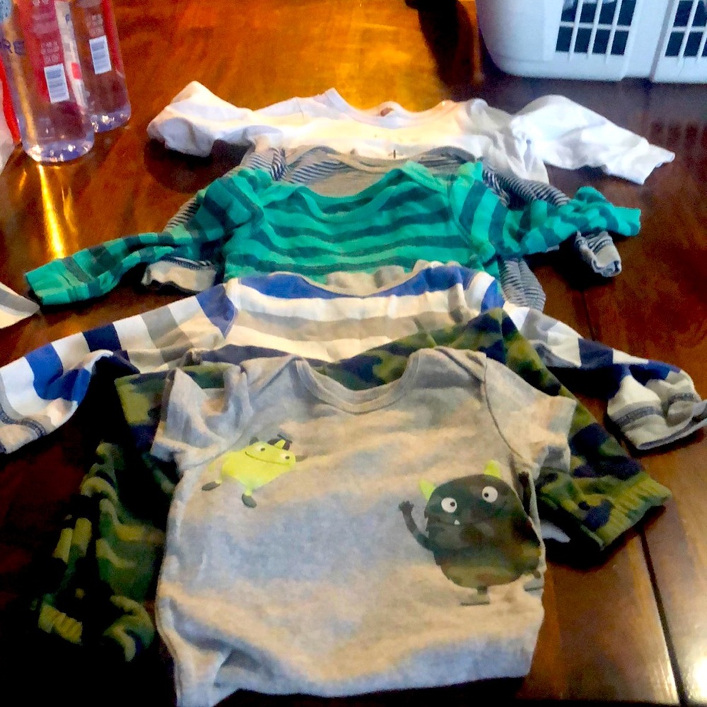 Bundle of 6 pcs clearance 12 months boys 4 Jammie’s and 1 outfit (2 pc)